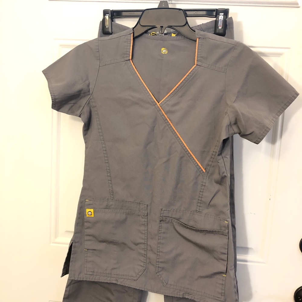 Wonder Wink Women’s Scrub Set